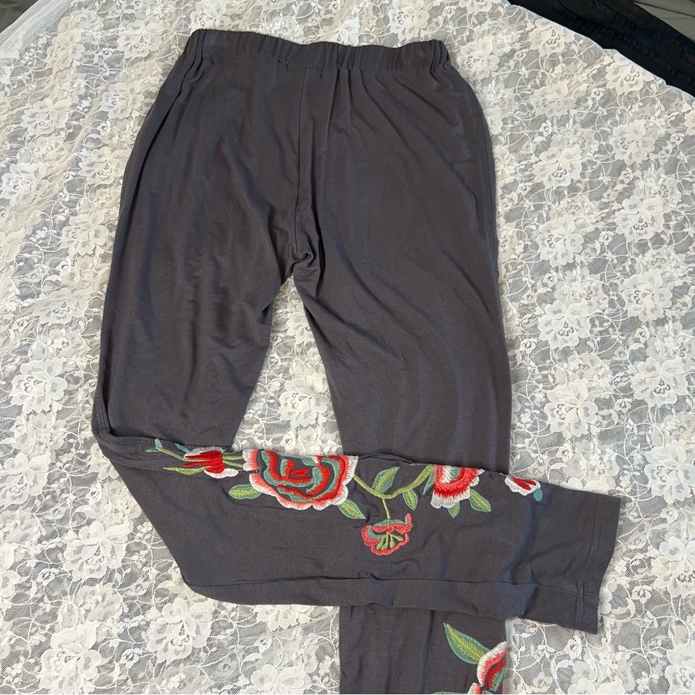 Gray Boutique Leggings with Floral Embroidery